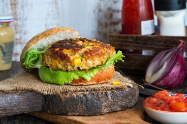 Ton balığı ve Mısır çörek domates salsa ile burger