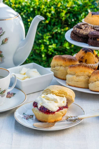 Kindi Çayı Kek Çilek Reçeli Kaymak Bahçe Içinde Bir Tablo — Stok fotoğraf