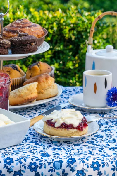 Nachmittagstee Mit Kuchen Und Traditionellen Englischen Scones Mit Erdbeermarmelade Und — Stockfoto