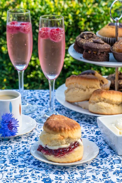 Nachmittagstee Mit Kuchen Und Traditionellen Englischen Scones Mit Erdbeermarmelade Und — Stockfoto