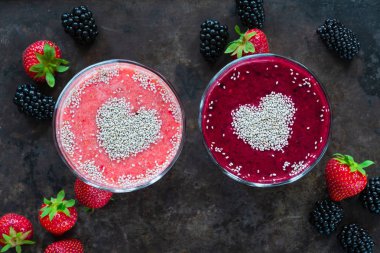 Çilek ve böğürtlen smoothies Chia tohum - üstten görünüm ile süslenmiş. Sağlıklı kahvaltı fikir.