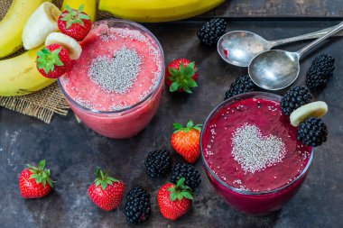 Çilek ve böğürtlen smoothies Chia tohum - yüksek açılı görünüş ile süslenmiş. Sağlıklı kahvaltı fikir.