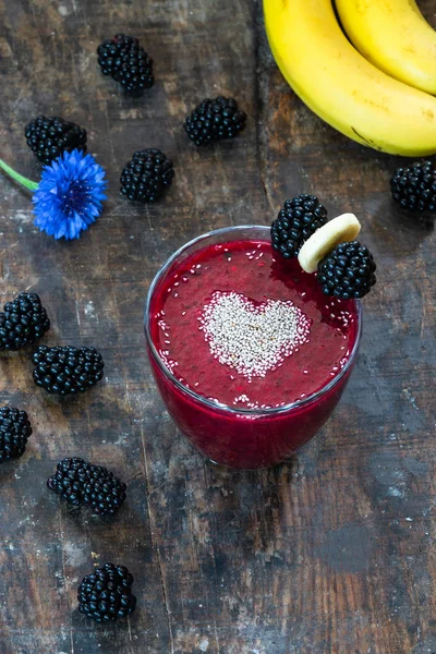 Blackberry ve muz smoothie Chia tohum - yüksek açılı görünüş ile süslenmiş. Sağlıklı kahvaltı fikir.