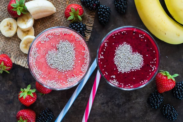 Çilek ve böğürtlen smoothies Chia tohum - üstten görünüm ile süslenmiş. Sağlıklı kahvaltı fikir.