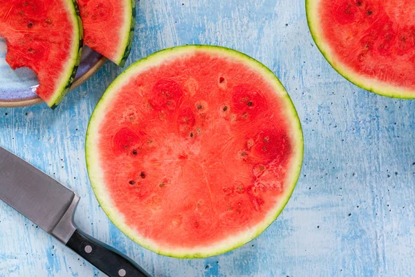 Karpuz yarım - üstten görünüm kesti. Canlandırıcı yaz meyve