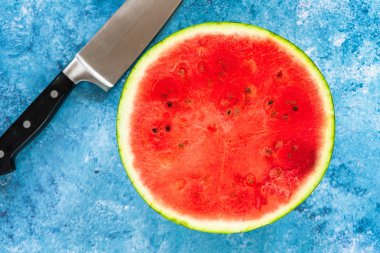 Karpuz yarım - üstten görünüm kesti. Canlandırıcı yaz meyve