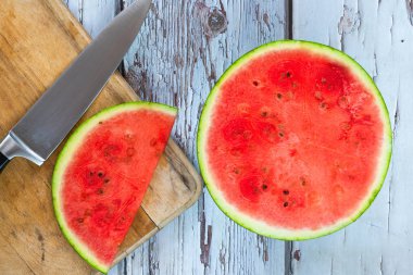 Karpuz yarım - üstten görünüm kesti. Canlandırıcı yaz meyve