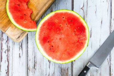 Karpuz yarım - üstten görünüm kesti. Canlandırıcı yaz meyve