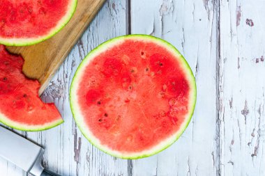 Karpuz yarım - üstten görünüm kesti. Canlandırıcı yaz meyve