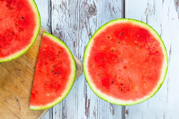 Karpuz yarım - üstten görünüm kesti. Canlandırıcı yaz meyve