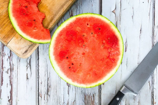Karpuz yarım - üstten görünüm kesti. Canlandırıcı yaz meyve