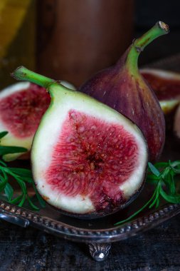 Rustik koyu arka plan üzerinde taze incir