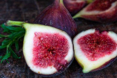 Rustik koyu arka plan üzerinde taze incir