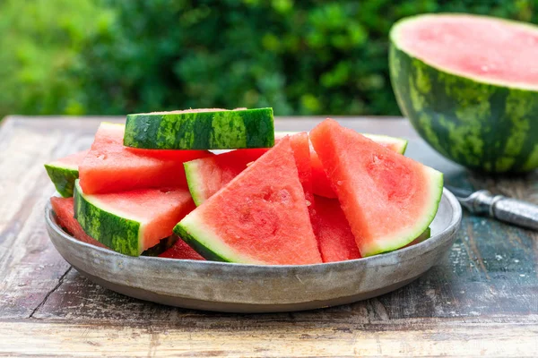 Rebanadas Sandía Dulce Refrescante Una Mesa Jardín Verano Comer Aire —  Fotos de Stock