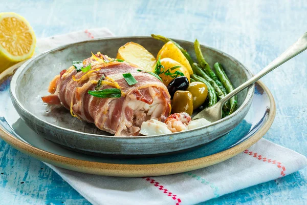 Bacon Ambalate Haddock Umplute Cozi Raci Cartofi Noi Lămâie Fasole — Fotografie, imagine de stoc