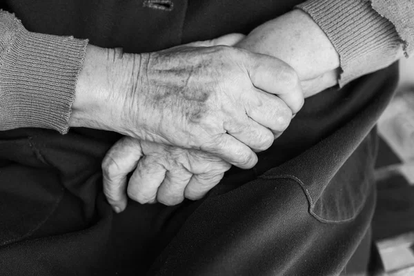 Χέρια Της Μια Ηλικιωμένη Γυναίκα Της Αγκαλιά Μαύρο Και Άσπρο — Φωτογραφία Αρχείου