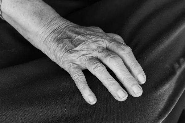 Ένα Χέρι Του Μια Ηλικιωμένη Γυναίκα Στην Αγκαλιά Της Μαύρο — Φωτογραφία Αρχείου