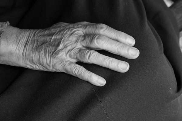 Ένα Χέρι Του Μια Ηλικιωμένη Γυναίκα Στην Αγκαλιά Της Μαύρο — Φωτογραφία Αρχείου