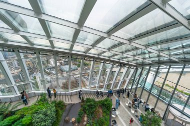 Londra, İngiltere - 16 Ağustos 2018: Sky Garden 20 Fenchurch Street Rafael Vinoly mimarlar tarafından tasarlanmış benzersiz bir kamusal alan olduğunu. Şık bir restorana sahiptir; Brasserie ve kokteyl bar