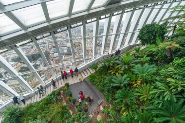 Londra, İngiltere - 16 Ağustos 2018: Sky Garden 20 Fenchurch Street, Rafael Vinoly Mimarlar parnoramic manzarayı Londra için gelen ziyaretçiler ile popüler tarafından tasarlanmış benzersiz bir kamusal alan olduğunu