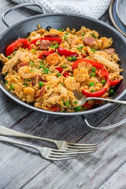 Karides, tavuk, chorizo ve kırmızı biber - yüksek açılı görünüş ile İspanyol paella