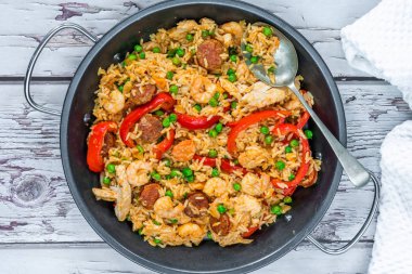 İspanyol paella karides, tavuk, chorizo ve kırmızı biber - üstten görünüm