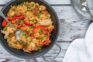 İspanyol paella karides, tavuk, chorizo ve kırmızı biber - üstten görünüm