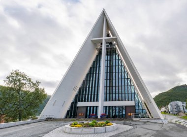 Tromso, Norveç, 28 Ağustos 2018: Tromsdalen kilise ya da Tromso Arctic katedralde uzun kilise tarzında 1965 yılında Mimar Jan Inge Hovig tarafından inşa edilmiştir ve yaklaşık 600 kişi alıyor