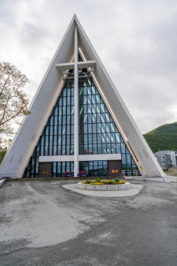 Tromso, 28 Ağustos 2018: Tromsdalen kilise ya da Tromso Arctic katedralde uzun kilise tarzında 1965 yılında Mimar Jan Inge Hovig tarafından inşa edilmiştir ve yaklaşık 600 kişi alıyor