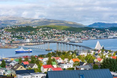 Tromso görünümünü Tromsdalen anakara üzerinde ile boğaz Tromsoysundet genelinde Tromso köprü ile bağlantılı Tromsoya ada üzerinde. Norveç
