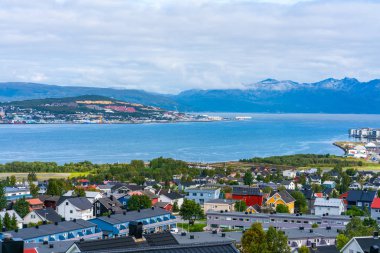 Tromso görünümünü anakara ve Tromsoya ada genelinde Tromsoysundet Boğazı, Norveç