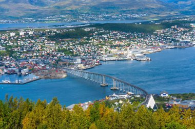 Tromso görünümünü Tromsdalen anakara üzerinde ile boğaz Tromsoysundet karşısında bir Tromso köprü ile bağlantılı Tromsoya ada üzerinde. Norveç