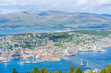 Tromso görünümünü Tromsdalen anakara üzerinde ile boğaz Tromsoysundet karşısında bir Tromso köprü ile bağlantılı Tromsoya ada üzerinde. Norveç