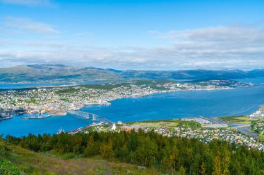 Tromso görünümünü Tromsdalen anakara üzerinde ile boğaz Tromsoysundet karşısında bir Tromso köprü ile bağlantılı Tromsoya ada üzerinde. Norveç