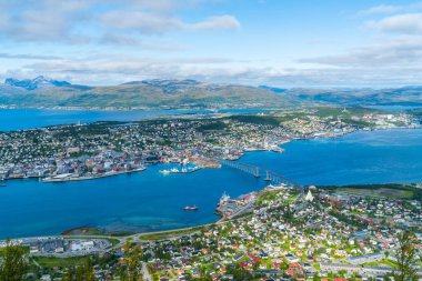 Tromso panoramik manzarasını Tromsdalen anakara üzerinde ile boğaz Tromsoysundet genelinde Tromso köprü ile bağlantılı Tromsoya ada üzerinde. Norveç