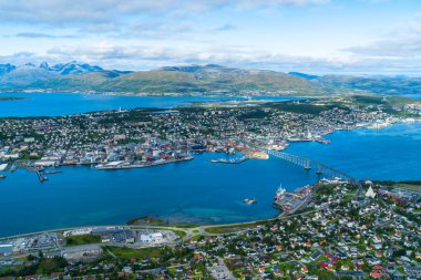 Tromso görünümünü Tromsdalen anakara üzerinde ile boğaz Tromsoysundet karşısında bir Tromso köprü ile bağlantılı Tromsoya ada üzerinde. Norveç