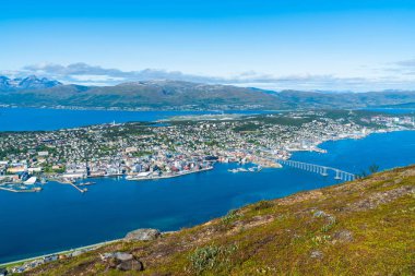Tromso ve Tromsoysundet Boğazı Norveç havadan görünümü