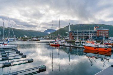 Tromso, Norveç - 28 Ağustos 2018: İskelesi ve bağlantı noktası Tromso teknelerle görünümünü, Arctic Norveç'te en büyük balıkçı limanı. 2100 m toplam bağlantı noktası quay uzunluğudur