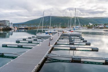 Tromso, Norveç - 28 Ağustos 2018: İskelesi ve bağlantı noktası Tromso teknelerle görünümünü, Arctic Norveç'te en büyük balıkçı limanı. 2100 m toplam bağlantı noktası quay uzunluğudur