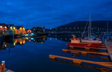 Tromso, Norveç - 31 Ağustos 2018: Gece görünümü Tromso marina alanının. Atlantik Okyanusu Troms ilçe merkezinde bu alan yapım, anında erişim sağlar.