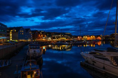 Tromso, Norveç - 29 Ağustos 2018: Gece görünümü Tromso marina alanının. Atlantik Okyanusu Troms ilçe merkezinde bu alan yapım, anında erişim sağlar.
