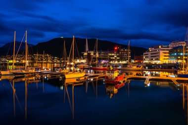 Tromso, Norveç - 29 Ağustos 2018: Gece görünümü Tromso marina alanının. Atlantik Okyanusu Troms ilçe merkezinde bu alan yapım, anında erişim sağlar.