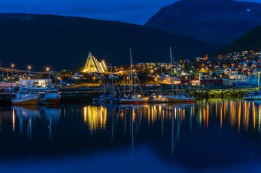 Tromso, Norveç - 31 Ağustos 2018: Gece görünümü Tromso marina alanının. Atlantik Okyanusu Troms ilçe merkezinde bu alan yapım, anında erişim sağlar.