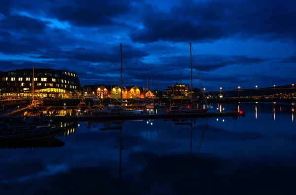 Tromso Norwegen August 2018 Nachtansicht Des Yachthafens Tromso Bietet Einen — Stockfoto