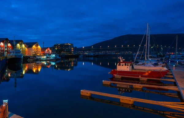 Tromso Norwegen August 2018 Nachtansicht Des Yachthafens Tromso Bietet Einen — Stockfoto