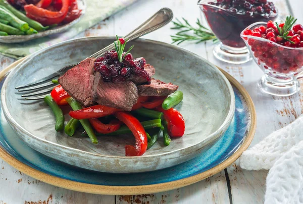 Geschnittenes Wildsteak Mit Preiselbeersoße Gerösteten Roten Paprika Und Grünen Bohnen — Stockfoto