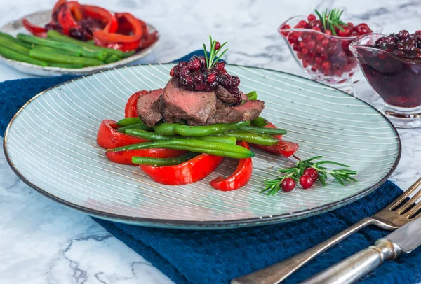 Steak Venaison Tranché Avec Sauce Aux Airelles Poivrons Rouges Rôtis — Photo