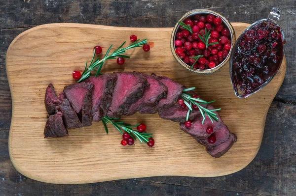 Geschnittenes Wildsteak Auf Holzbrett Mit Preiselbeeren Von Oben — Stockfoto