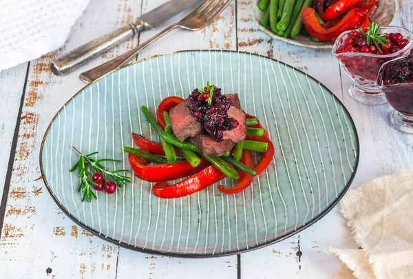 赤ピーマンと緑の豆のロースト リンゴンベリー ソース鹿肉ステーキのスライス — ストック写真