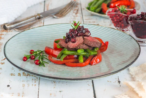 Geschnittenes Wildsteak Mit Preiselbeersoße Gerösteten Roten Paprika Und Grünen Bohnen — Stockfoto